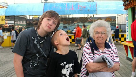 Atostogaujanti močiutė su anūkais