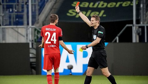 Teisėjas Felixas Brychas rodo raudoną kortelę &bdquo;Koln&ldquo; futbolininkui