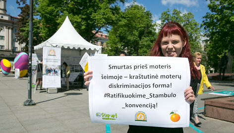Akcija skirta i&scaron;reik&scaron;ti paramą smurto prie&scaron; moteris įveikimui.