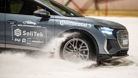 Metų automobilis: bandymai bekelės trasoje „Snow arenoje“