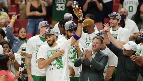 Larry Birdo trofėjus – duoklę Kobei atidavusiam „Celtics“ lyderiui