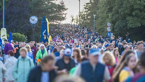 Poilsiautojų minia J.Basanavičiaus g. Palangoje