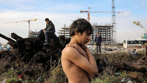 Serbijoje įstrigę migrantai glaudžiasi apleistame sandėlyje 