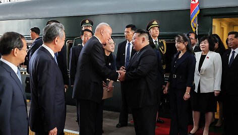 Kim Jong Unas, jo dukra Kim Ju Ae (tėvo de&scaron;inėje)