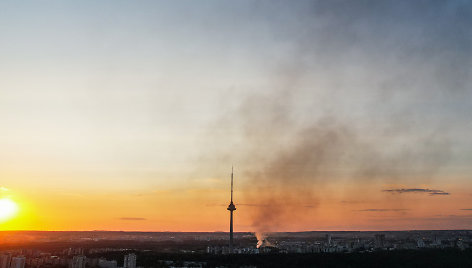 Karoliniškėse, garažų masyve degė pabėgiai ir šiukšlės