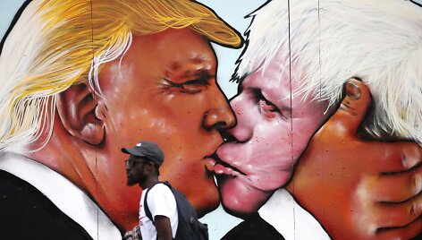 Donaldo Trumpo ir Boriso Johnsono bučinio pie&scaron;inys Bristolyje
