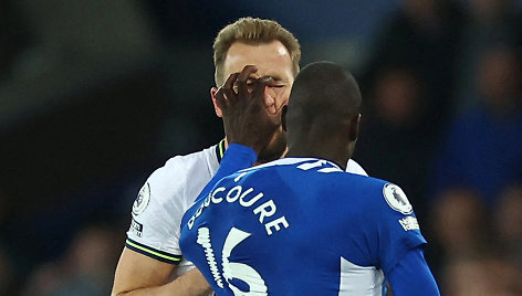 Abdoulaye Doucoure smūgis į veidą Harry Kane'ui