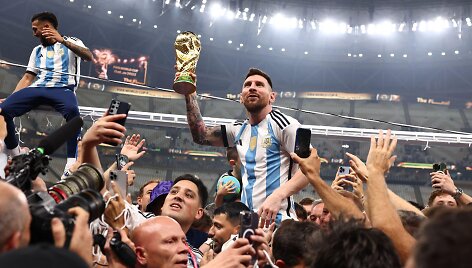 Lionelis Messi su pasaulio čempiono taure Katare