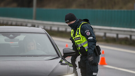 Policijos patikros postas prie įvažiavimo į Vilnių