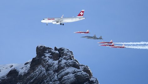 Šveicarijos oro pajėgų akrobatų komandos „Patrouille Suisse“ lydimas lėktuvas „Airbus A320“ 