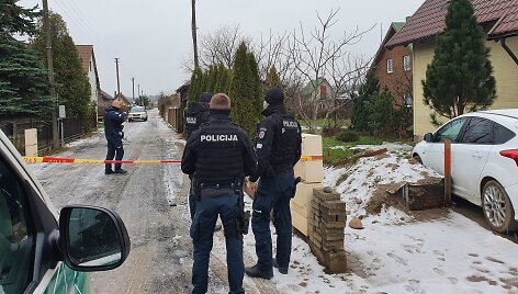 Atvykę &bdquo;Aro&ldquo; pareigūnai atidžiau apžiūrėjo namą ir sklypą. Sprogmenų nerasta.