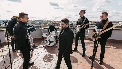 Rafailas Karpis ir Jokūbas Bareikis ant Vilniaus stogų sugrojo &bdquo;The Beatles&ldquo; dainas