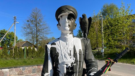 Merkinėje dažais apipiltas paminklas partizanų vadui Adolfui Ramanauskui-Vanagui