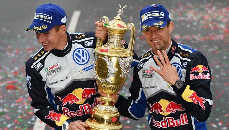  Sebastienas Ogier su &scaron;turmanu Julienu Ingrassia džiaugiasi pergale
