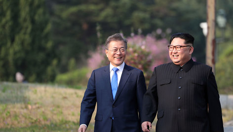 Kim Jong Unas ir Moon Jae-inas