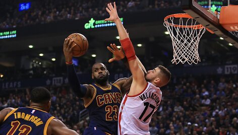  Jonas Valančiūnas ir LeBronas Jamesas