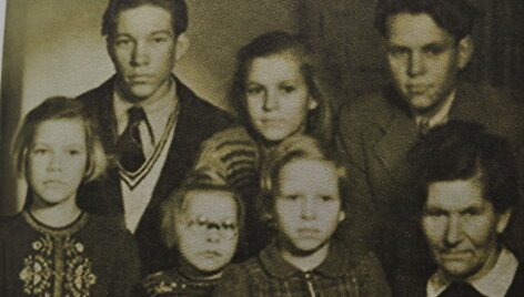 Lotharo Klapso &scaron;eima 1948 metai, Naumburgas prie Saal, Rytų Vokietija. Pirmoje eilėje i&scaron; kairės &ndash; Doris, Annelie, Helga ir mama, stovi i&scaron; kairės Horstas, Inge, Lotharas