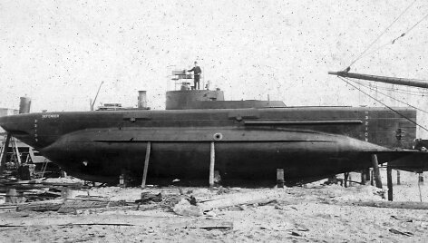 &Scaron;ioje 1907 m. nuotraukoje i&scaron; Čapmano universiteto užfiksuotas povandeninis laivas &bdquo;Defender&ldquo;.
