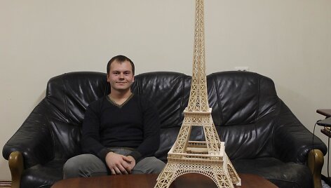 Autorius su savo kūriniu &ndash; Eifelio bok&scaron;tu i&scaron; pagaliukų
