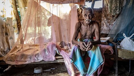 Žemdirbys Kaluarchihi sėdi ant savo lovos. Vos prie&scaron; savaitę nuo &scaron;irdies smūgio mirė jo žmona Malkanthi