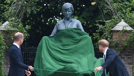 Princai Williamas ir Harry atidengė savo motinos princesės Dianos statulą