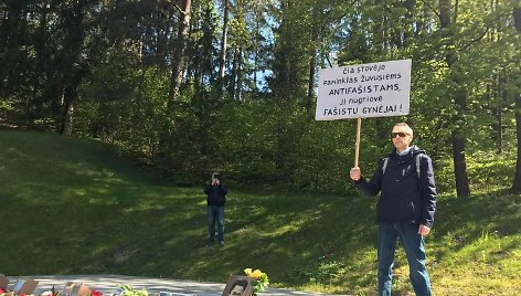 Protestuotojas Antakalnio kapinėse gegužės 9-ąją