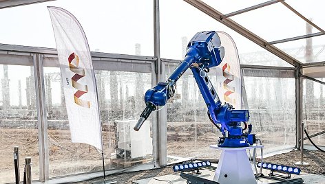 Simbolinę statybų pradžios kapsulę teritorijoje įleido robotas