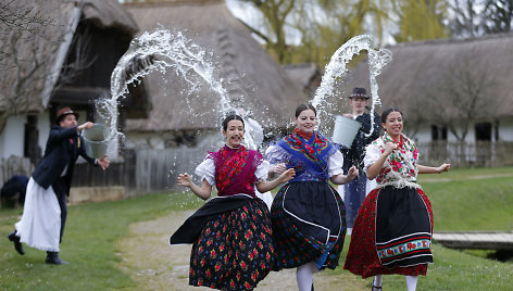 Vengrijoje Velykų sekmadienį moterys yra gausiai apipilamos vandeniu