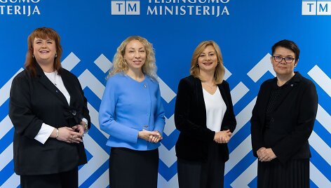 Teisingumo ministrės Ritos Tama&scaron;unienės politinio pasitikėjimo komandoje darbą pradeda viceministrės Barbara Alia&scaron;evičienė (pirma i&scaron; kairės), Kristina Zamarytė-Sakavičienė (antra i&scaron; kairės) ir kanclerė Liucina Kotlovska (de&scaron;inėje)
