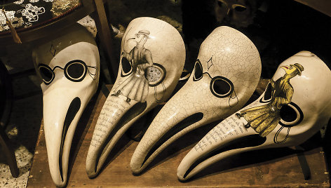 Venecijos maskarado reikmenų parduotuvėse ilgasnapės kaukės – populiarūs pirkiniai