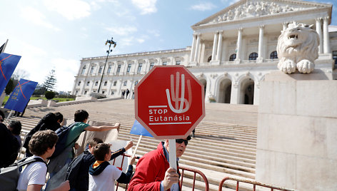 Protestas prie Portugalijos parlamento prieš eutanazijos įteisinimą