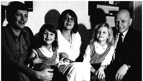 Su Pulikų šeima. Iš dešinės: Juozas Baltušis, dukra Violeta, anūkės Julija ir Simona, žentas Antanas. 1988 m. 
