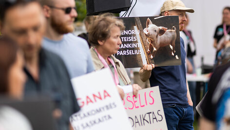 Nevyriausybinė gyvūnų apsaugos organizacija &bdquo;Tu&scaron;ti narvai&ldquo; surengė protestą prie Valstybinės maisto ir veterinarijos tarnybos 