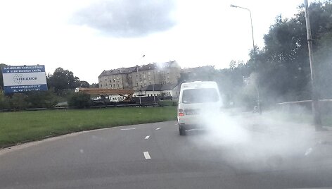 Balti dūmai, sklidę i&scaron; automobilio