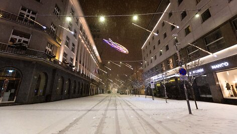 Vėl i&scaron;tu&scaron;tėjusios, bet &scaron;ventėms papuo&scaron;tos Europos miestų gatvės