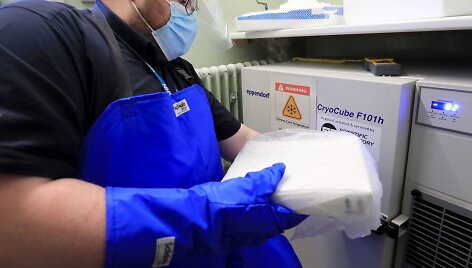 &bdquo;Pfizer&ldquo; vakcinos dozės gabenamos specialiais konteineriais