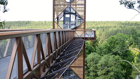 Medžių lajų takas ir apžvalgos bok&scaron;tas &ndash; i&scaron; metalo ir medžio konstrukcijų