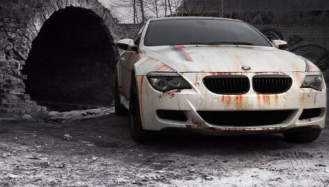 BMW M6 modelį pavertė pamir&scaron;tu rūdžių kalnu
