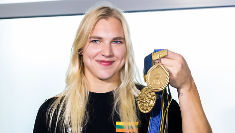 Rūta Meilutytė su pasaulio čempionato aukso medaliais