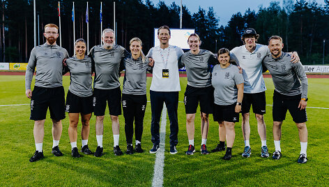 Tomas Ražanauskas (centre) ir Lietuvos moterų futbolo rinktinės &scaron;tabas