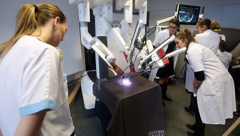 Roboto-chirurgo &bdquo;Da Vinci&ldquo; demonstracija