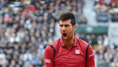 Novakas Džokovičius &bdquo;Roland Garros&ldquo; pusfinalyje i&scaron;kovojo triu&scaron;kinančią pergalę