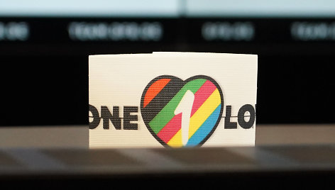 „One Love“ kapitono raištis futbolo rungtynėse