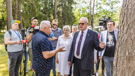 Seimo nariai apsilankė prabangiajame Gulbinų kvartale