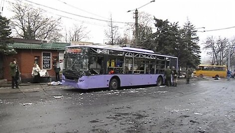Donecke artilerijos sviedinys pataikė į troleibusų stotelę.