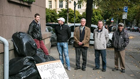 Visaginiečiai surengė piketą prie Aplinkos apsaugos ministerijos Vilniuje