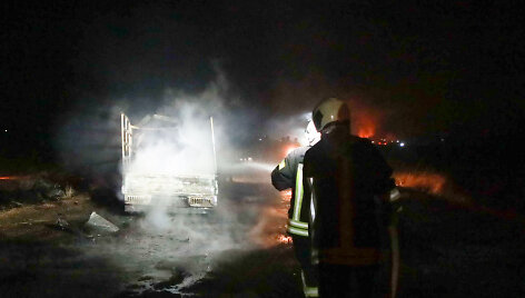 Ugniagesiai dirba vietoje, kur buvo nukautas &bdquo;Islamo valstybės&ldquo; lyderio atstovas spaudai Abu Hassanas al-Muhajiras