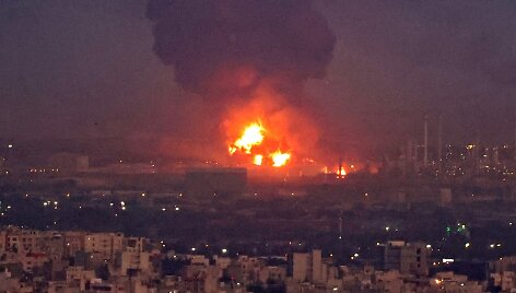 Izraelis smogė Iranui / ATTA KENARE / AFP