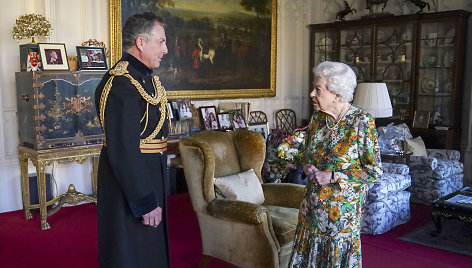 Karalienė Elizabeth II priėmė generolą Nicką Carterį.