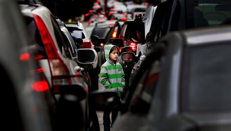 Pabėgėliai i&scaron; Sirijos pra&scaron;o i&scaron;maldos Libano gatvėse